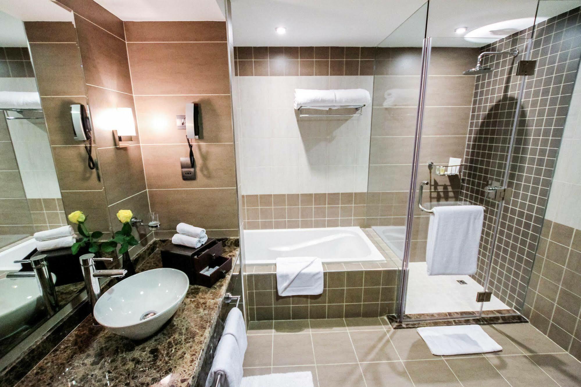 Danat Capital Hotel Абу Даби Екстериор снимка