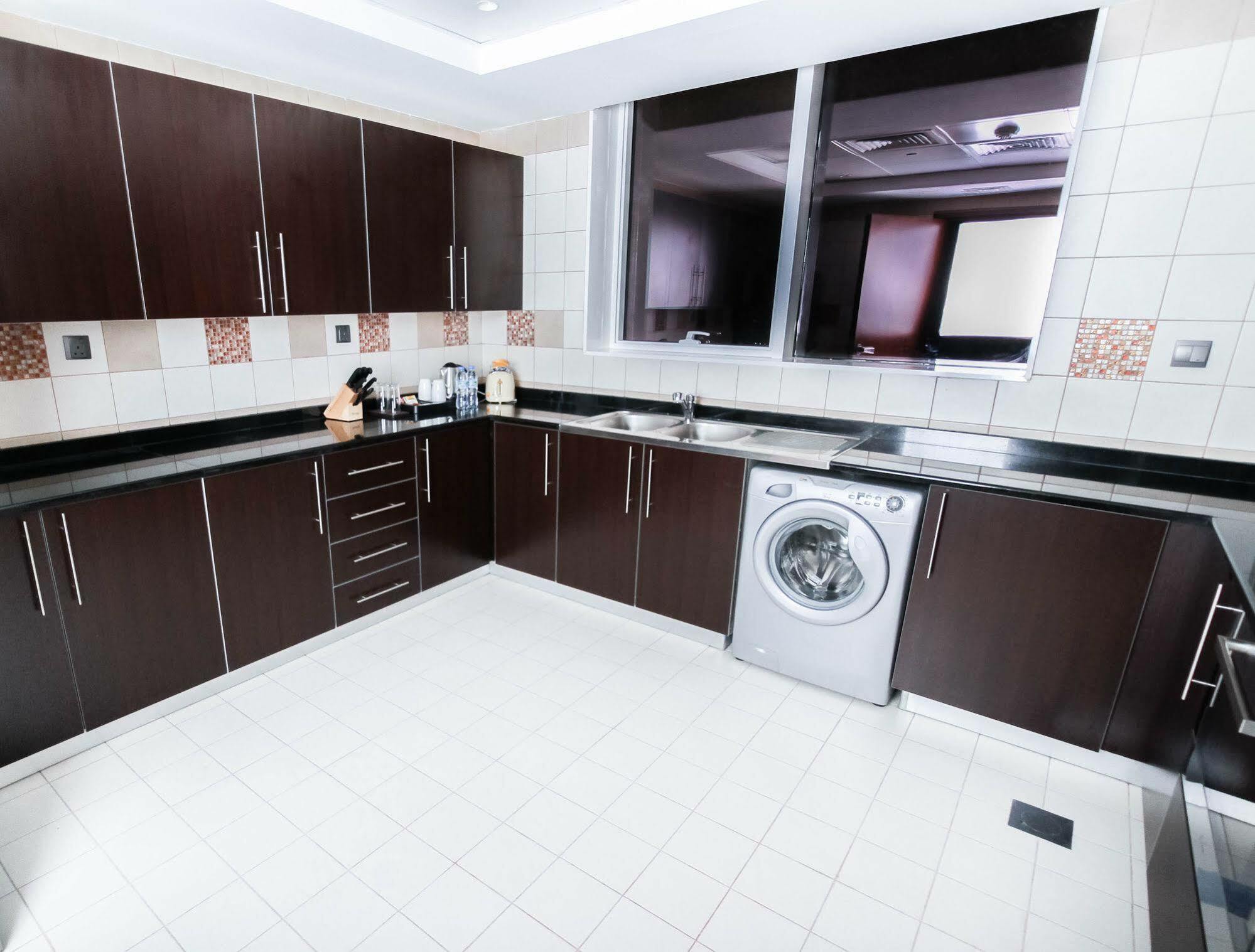 Danat Capital Hotel Абу Даби Екстериор снимка